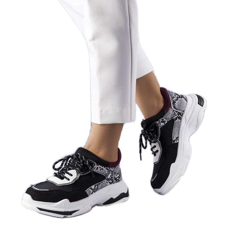 Fekete tornacipő Savard betétekkel díszítve