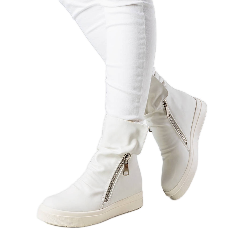 PA1 A márka fehér ékes csizmája Monique