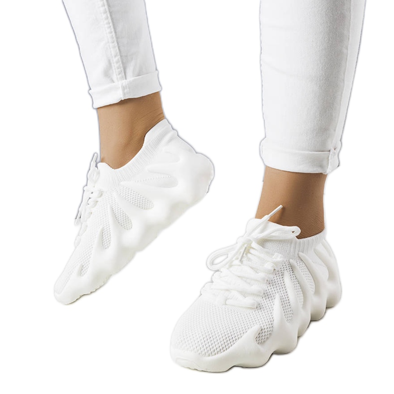 Fehér, légies tornacipő a Muriel márkától