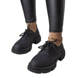 Fekete cipő masszív talppal a Kay-től