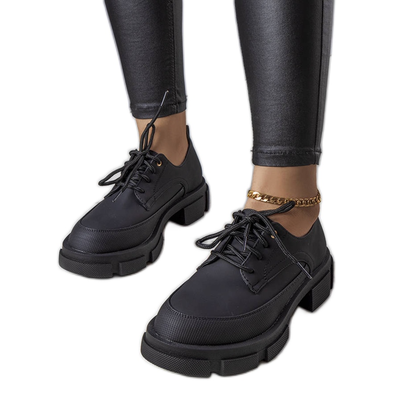 Fekete cipő masszív talppal a Kay-től