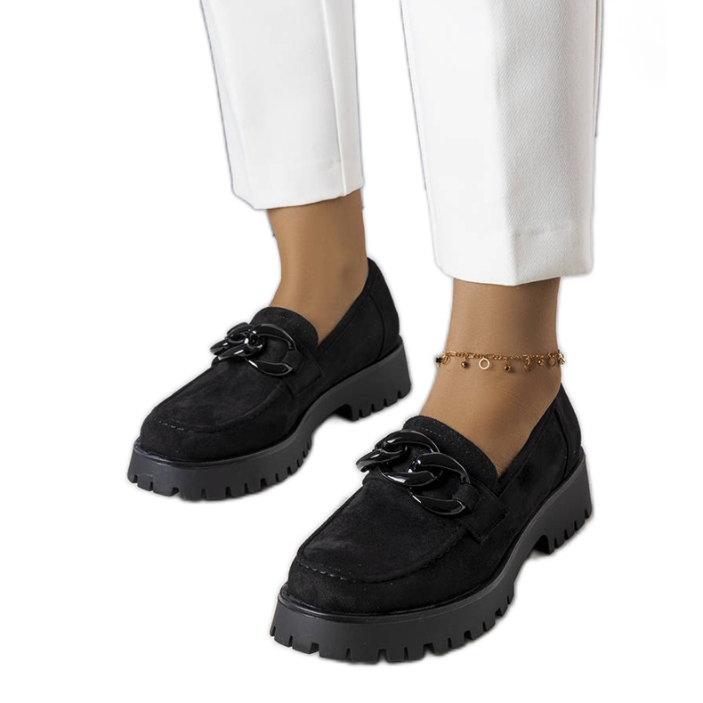 Arpin-lánccal díszített fekete urak