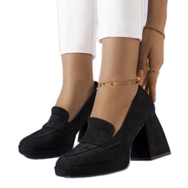 Vinceza Vincez fekete magassarkú