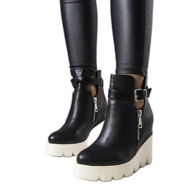 A márka fekete ékcsizmája Sherri A márka fekete ékcsizmája Sherri