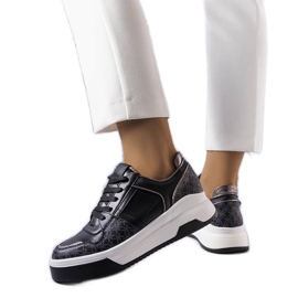 Fekete tornacipő Grandbois monogrammal díszítve Fekete tornacipő Grandbois monogrammal díszítve