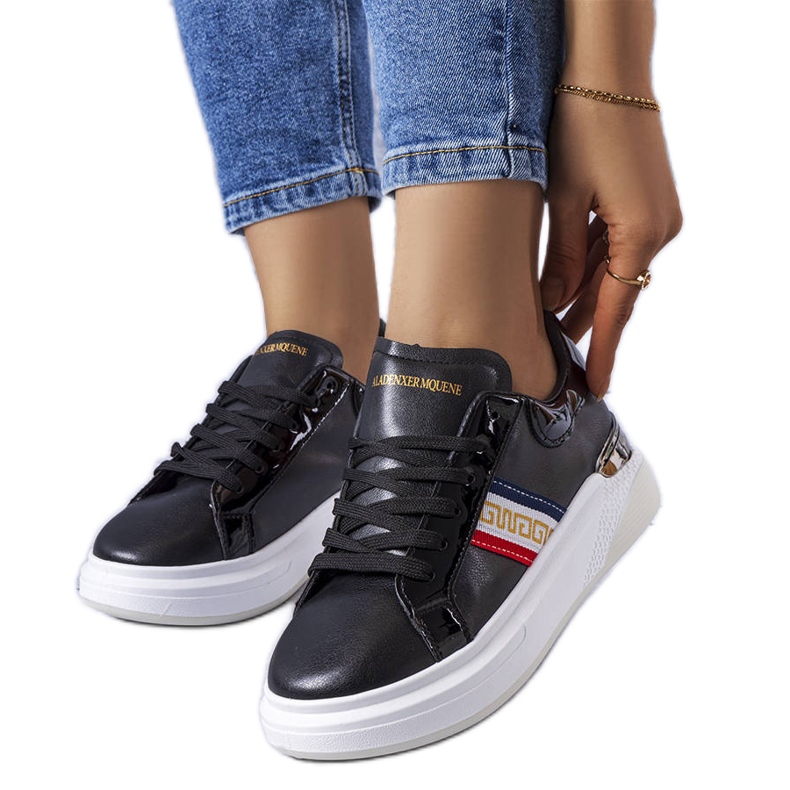 Fekete cipő lakkbetétekkel az Annot-tól