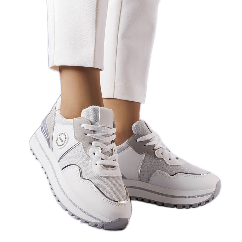 BM Fehér tornacipő csillogó betétekkel a Léves márkától