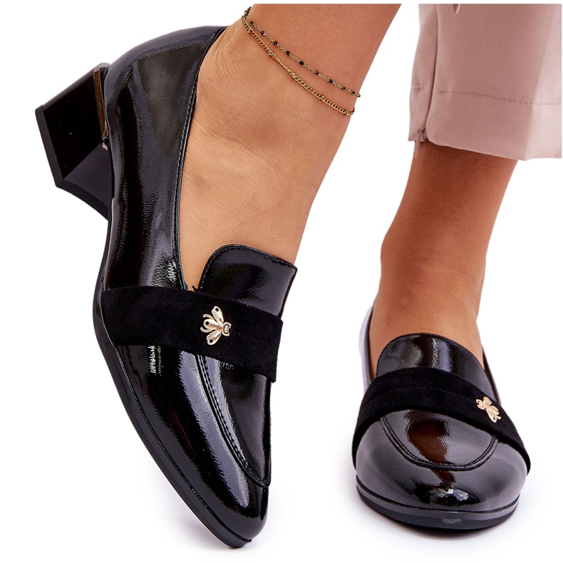 Vinceza Fekete lakkbőr alacsony sarkú pumpák Doria díszítéssel