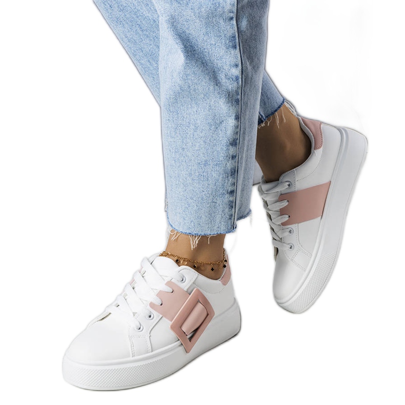 Rózsaszín Toni csattal díszített fehér tornacipő