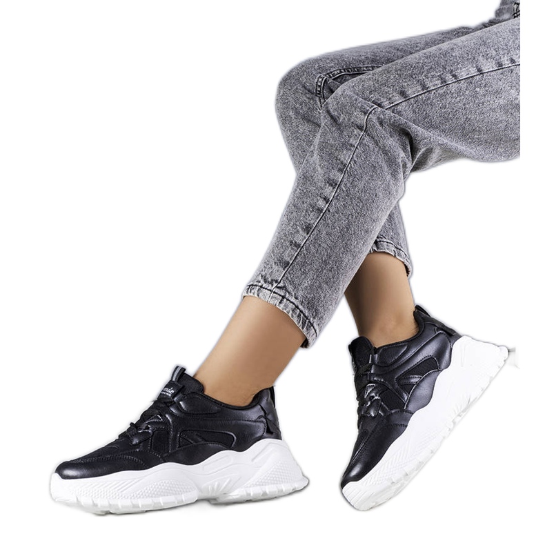 Fekete tornacipő masszív Lorene talpon