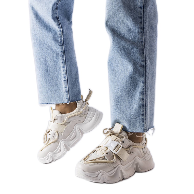 Bézs színű, látványos tornacipő a Desforges-tól Bézs színű, látványos tornacipő a Desforges-tól