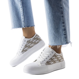 A Marquis fehér tornacipői bézs mintával