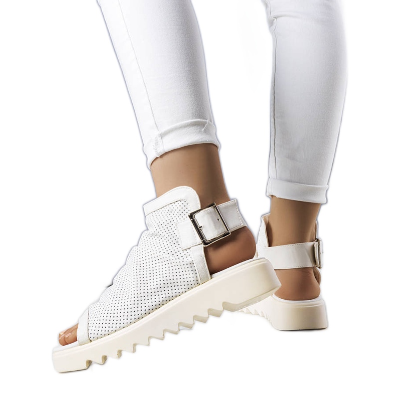 PA1 Fehér áttört szandál a Beulah márkától