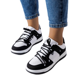 Fekete tornacipő a Hila márkától fehér