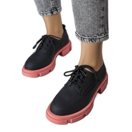 Fekete cipő masszív talppal a Kay-től