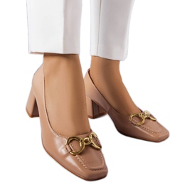 BM Bézs színű, négyzet alakú orrú pumpák a Neufville-től