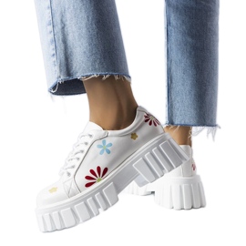 Fehér brogues Ikrek virágokkal díszítve