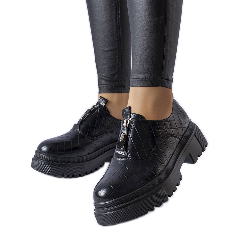 Fekete brogues dombornyomással a Travers-től