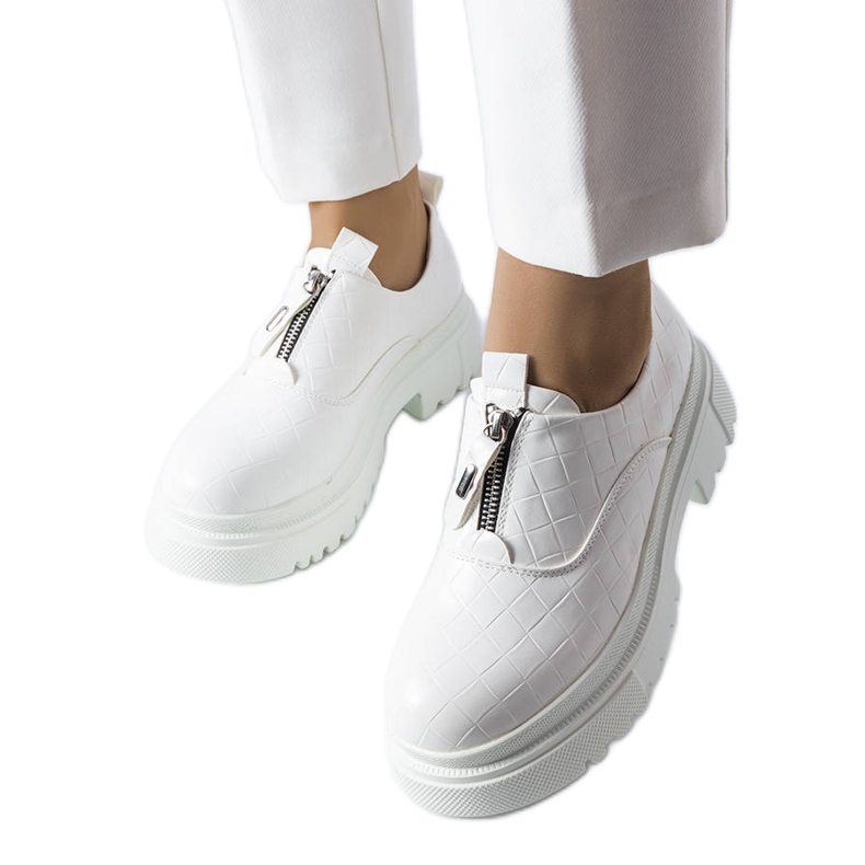 Travers dombornyomással díszített fehér brogues