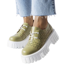 A márka zöld, áttört masszív cipői Camus