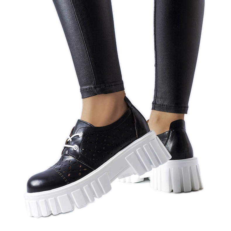 Fekete áttört masszív cipő Camus