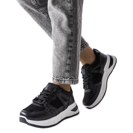 Fekete tornacipő kombinált anyagokból a Caya-tól