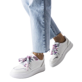 Pryor szalaggal átkötött fehér tornacipő