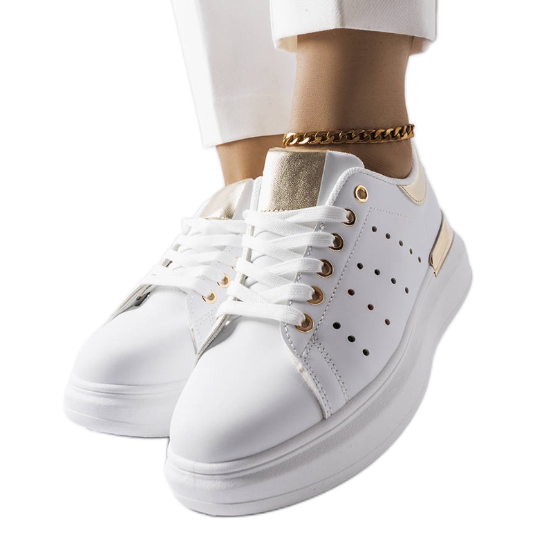 BM Fehér tornacipő színes Chalut perforációval