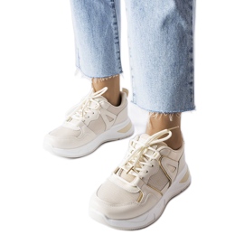 Bézs színű többszövetből készült tornacipő a Caya-tól