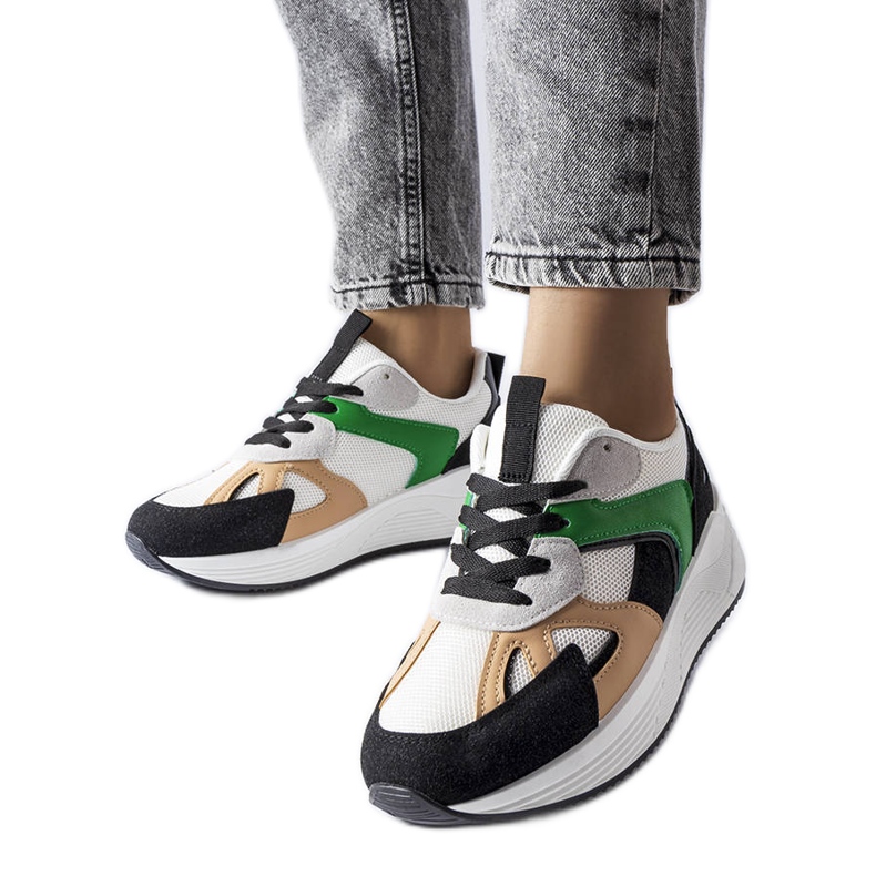 Vegyes anyagokból készült fekete tornacipő a Rieltől fehér