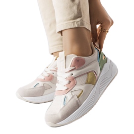 BM Vegyes anyagokból készült bézs tornacipő a Rieltől BM Vegyes anyagokból készült bézs tornacipő a Rieltől