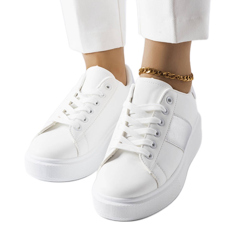 Az Aurélie fehér tornacipő ezüst csíkkal