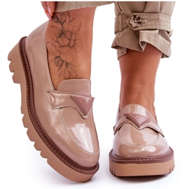 Vinceza Lakkozott női naplopók az emelvényen bézs díszítéssel Jonett