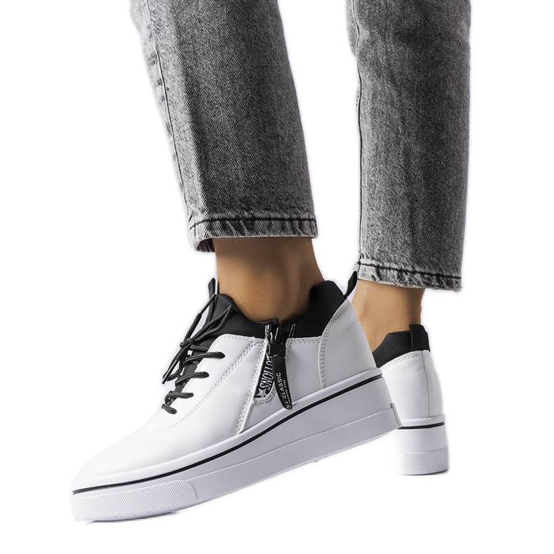 A márka fehér, alacsony szárú tornacipője Mathieu