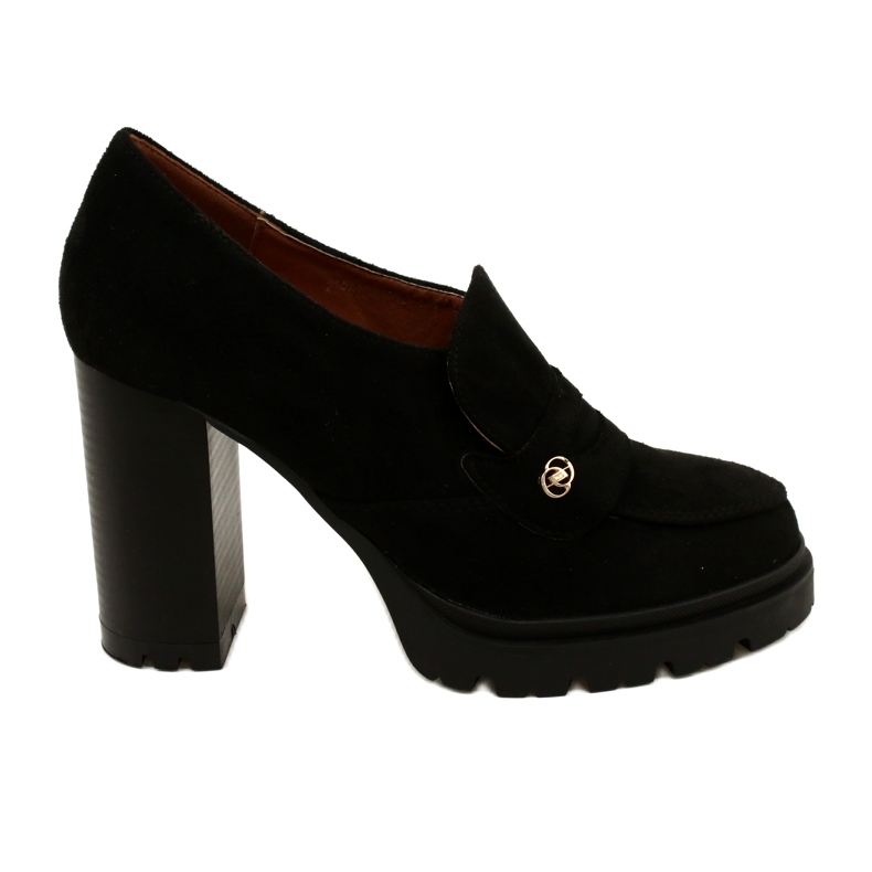 Evento Divatos mokaszinok az emelvényen és a fekete sávon