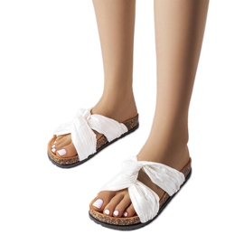 Fresne anyaggal díszített fehér papucs