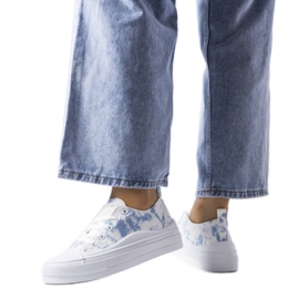 A Blais fehér tornacipő kék díszítéssel A Blais fehér tornacipő kék díszítéssel