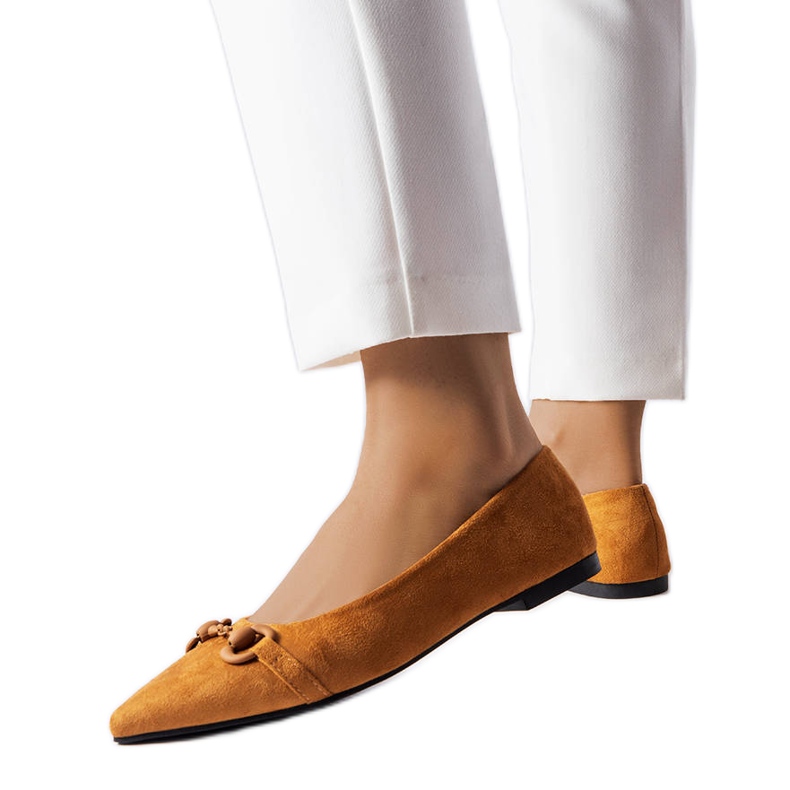 Barna hegyes orrú balerinák az Aimétól