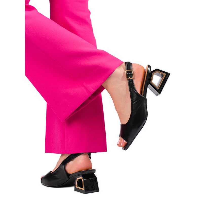 Vinceza Fekete szandál alacsony dekoratív sarokkal a Vincezától