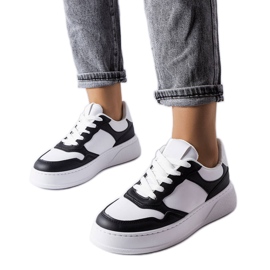 Fekete-fehér csizma vastagabb talppal a Barontól