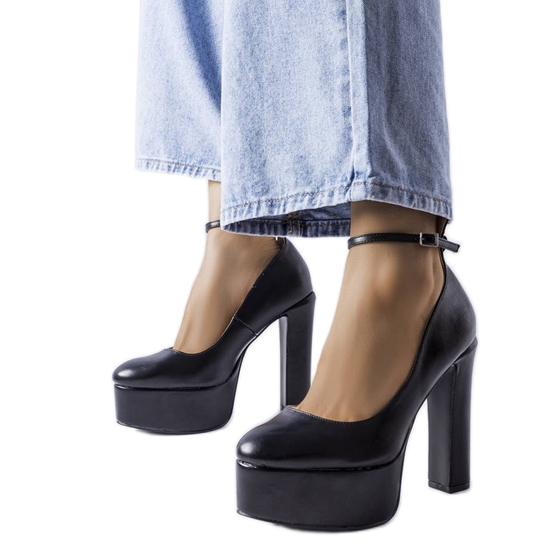 Fekete magassarkú pumpák a Hervé-től