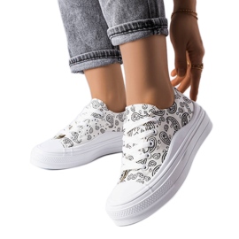 Fehér platformos tornacipő a Bélair-től Fehér platformos tornacipő a Bélair-től