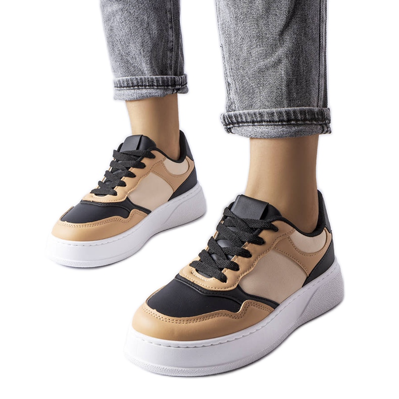 Fekete és bézs színű csizma vastagabb talppal a Barontól