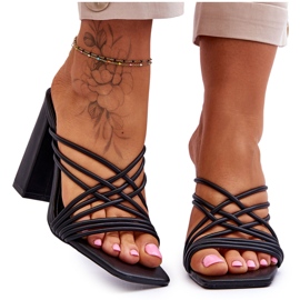 Magas sarkú szandál pánttal Fekete Beckie