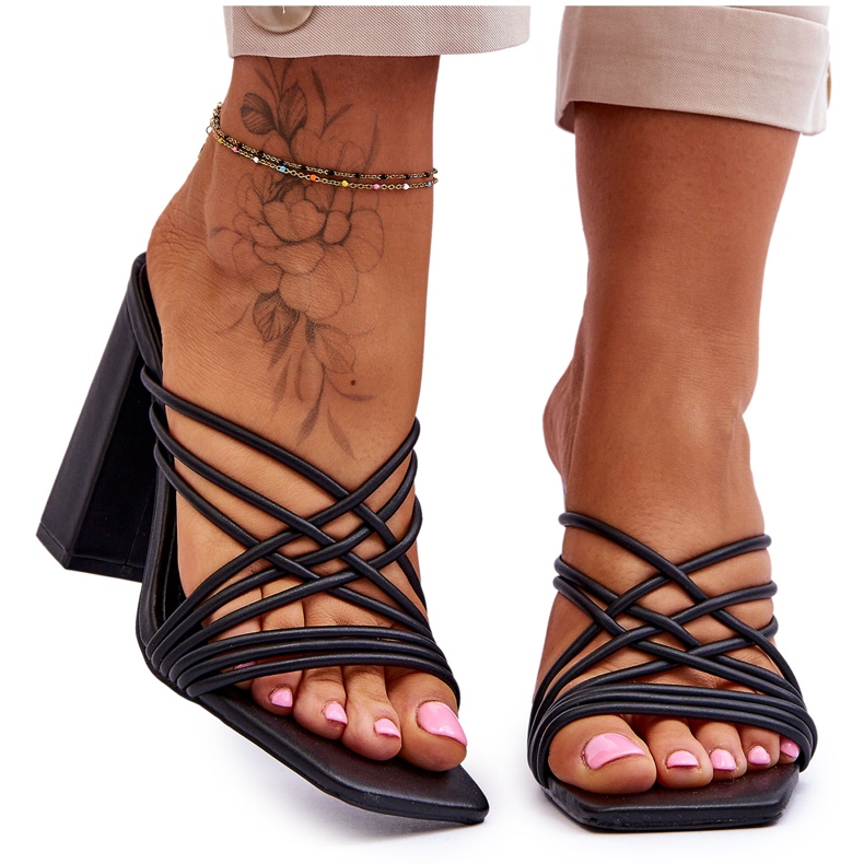 Magas sarkú szandál pánttal Fekete Beckie