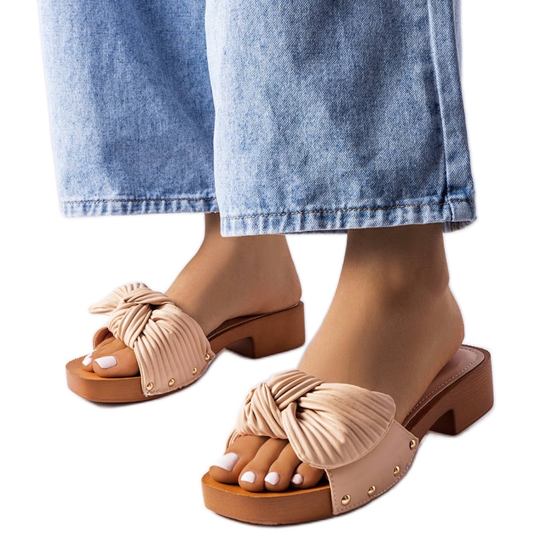 Bézs színű alacsony sarkú csúszdák a Rocheforttól