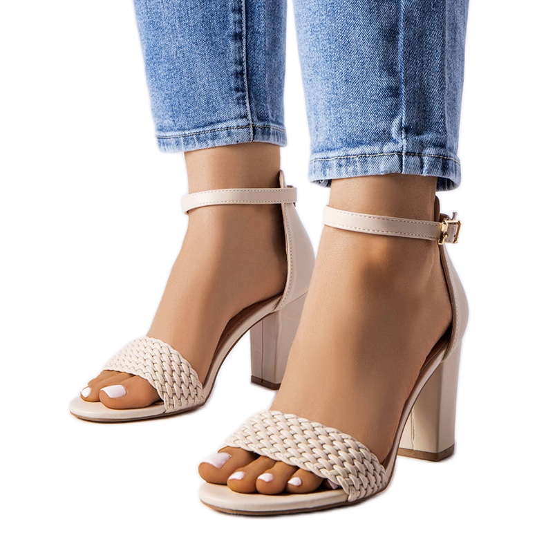 Evento Oliveirinhas bézs színű tömbszandál