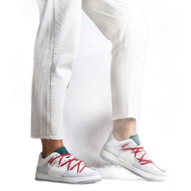 Szürke tornacipő piros fűzővel az Aucoin-tól fehér Szürke tornacipő piros fűzővel az Aucoin-tól fehér