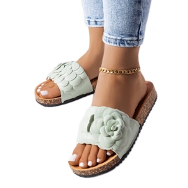 Zöld szandál Desaulniers virággal díszítve