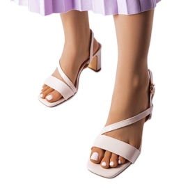 Beaulac lakkbőr szandál bézs színben